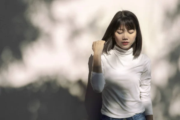 Portrait Belle Asiatique Jeune Femme Debout Contre Mur Blanc — Photo