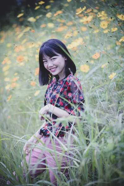 Retrato Asiático Joven Mujer Toothy Sonriente Felicidad Cara Amarillo Flor —  Fotos de Stock