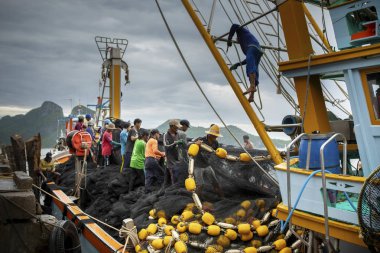 Prachuap khiri khan Tayland - september14, 2018: balıkçı teknesi, klong wan bölge prachuap khiri khan Tayland Güney erken sabah bağlantı noktasına yaklaşıyor sonra Balıkçılık Tekne işçisi