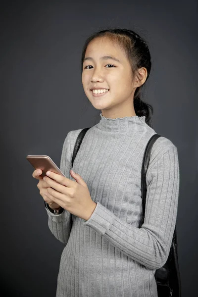 Retrato Dentes Sorridente Rosto Ásia Adolescente Com Inteligente Telefone Mão — Fotografia de Stock