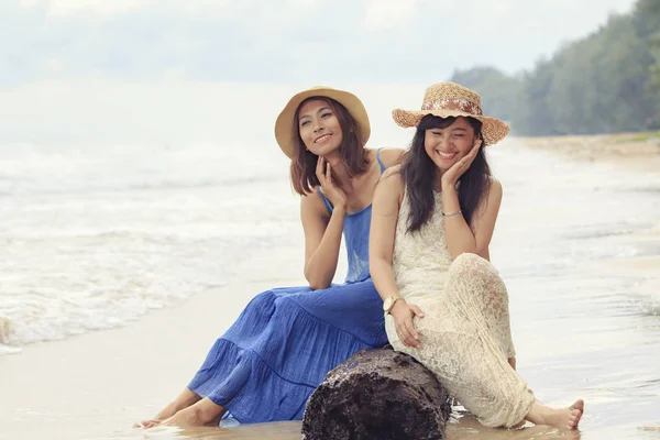 Дві Азіатські Молодші Жінки Розслабляються Морському Пляжі — стокове фото