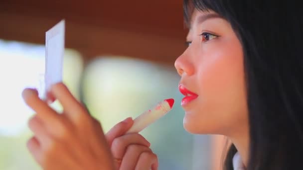 Nahaufnahme Asiatische Jüngere Frau Malen Rote Farbe Auf Lippe — Stockvideo