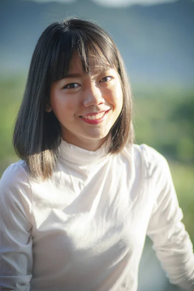 Зубастое Улыбающееся Лицо Красивой Азиатской Молодой Женщины — стоковое фото