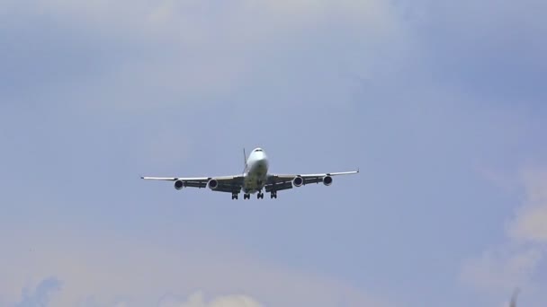 シンガポールの航空会社がスワンブミ空港バンコクタイに着陸するためのアプローチ — ストック動画