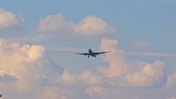 旅客飛行機空港の滑走路に着陸アプローチ — ストック動画