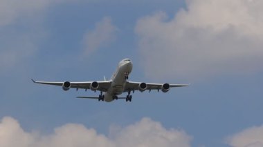 Katar Havayolları Havaalanı Bangkok Tayland 'a iniş için yaklaşıyor.