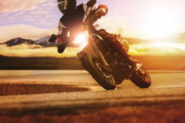 adam asfalt karayolu üzerinde spor motosiklet Binme