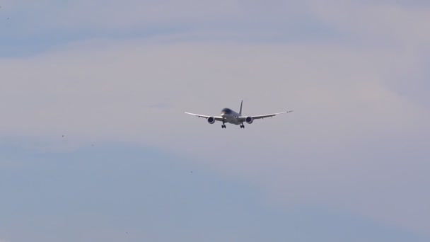 空港滑走路に着陸するための飛行機のアプローチ — ストック動画