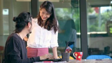 Ev ofisinde çalışan genç Asya serbest