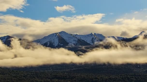 雪の帽子の山の背景を持つティアゴ湖上の長い白い雲のタイムラップ — ストック動画