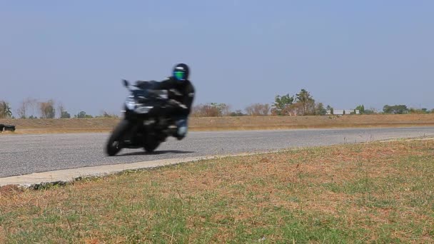 Grupa Motocykli Biegnie Przebieg Ostra Krzywa — Wideo stockowe