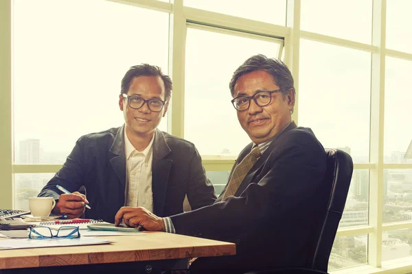Два Азиатских Бизнесмена Зубастые Улыбающиеся Лица Рабочем Кабинете — стоковое фото