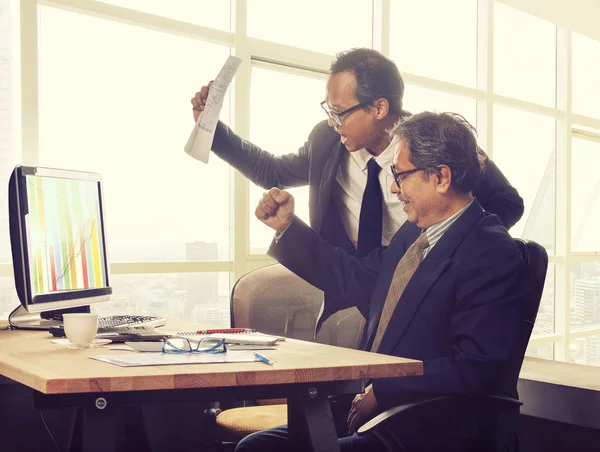 Due Asiatico Affari Uomo Felicità Emozione Cercando Alto Valore Grafico — Foto Stock