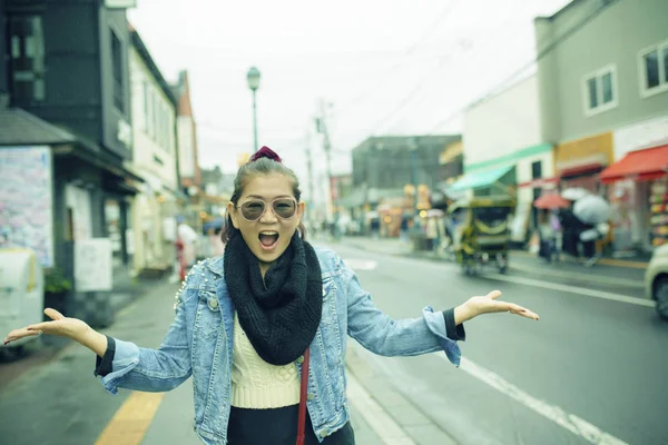 アジアの女性の幸福感情小樽町通り北海道の旅 — ストック写真