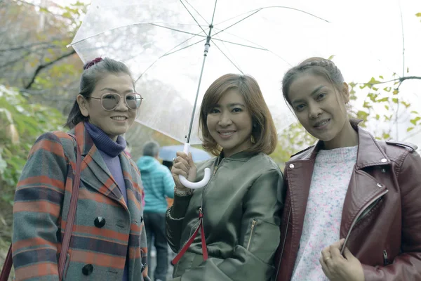 Tres Asiático Mujer Amigo Holding Lluvia Paraguas Felicidad Emoción Viajar — Foto de Stock