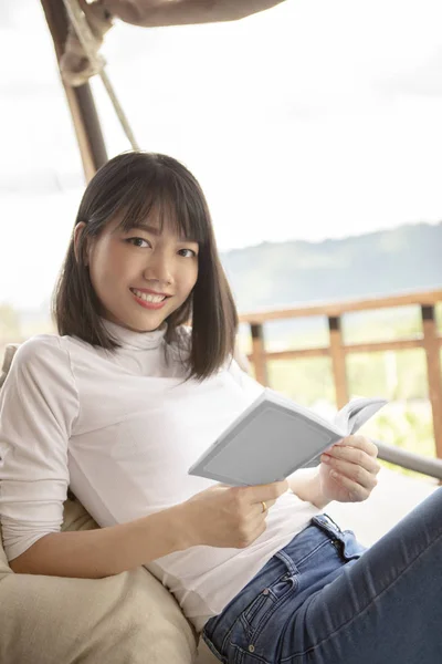 Hermosa Asiático Joven Mujer Relajante Lectura Libro Cuna —  Fotos de Stock