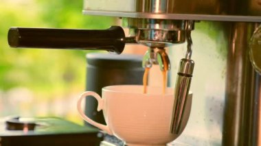 Beyaz seramik fincana akan ameriacano kahve makinesi.