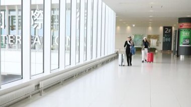 Hokkaido Japonya - october5, 2018: Asya Turizm yeni chitose Havaalanı terminal yürüyüş 