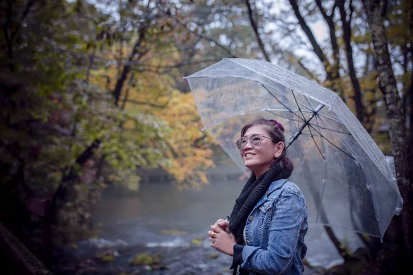 Asiatische Frau Mit Regenschirm Zahm Lächelnd Vor Glück Stehend Fukidashi — Stockfoto