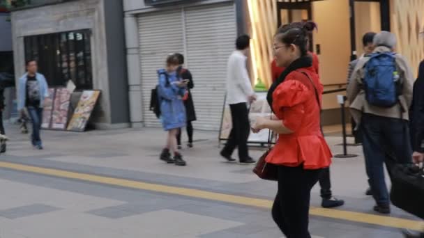 北海道 Octobor8 2018 アジアの女性がショッピング Acade 札幌狸小路で日本の僧のお金を寄付北海道 — ストック動画