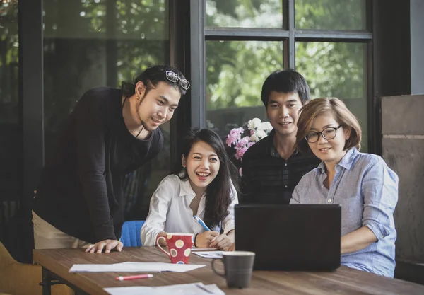 Aziatische Freelance Teamwerk Zoekt Project Succesvol Naar Computer — Stockfoto