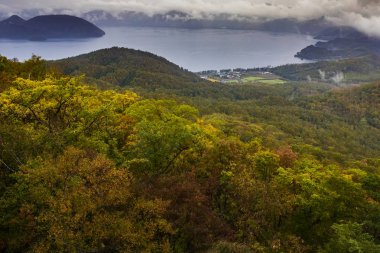 renk değişikliği sezonu renkli ağaç yapraklarından usuzan teleferik showa shinzan hokkaido Japonya görünümünü