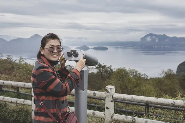 Азіатський Жінка Зубастий Усміхнене Щастя Обличчя Стоячи Камери Спостереження Озера — стокове фото