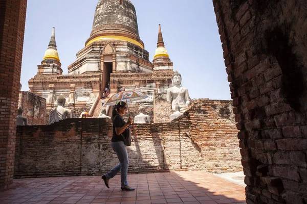 アユタヤ September14 2017 ワット Chaimongkol ユネスコ タイのアユタヤ世界遺産で最も人気のある旅行先の つに歩く正体不明の観光客 — ストック写真