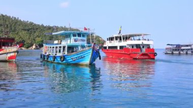 Tayland 'ın güneyindeki Koh Tao Adası limanına turist gemisi yaklaşıyor.