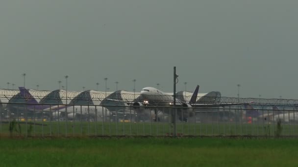 Avion Thai Voie Aérienne Décollent Piste Aéroport Suvarnbhumi — Video