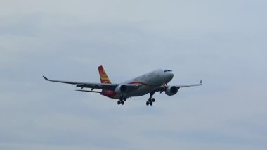 Hongkong Havaalanı Havaalanı Bangkok Tayland 'a iniş için yaklaşan uçak.