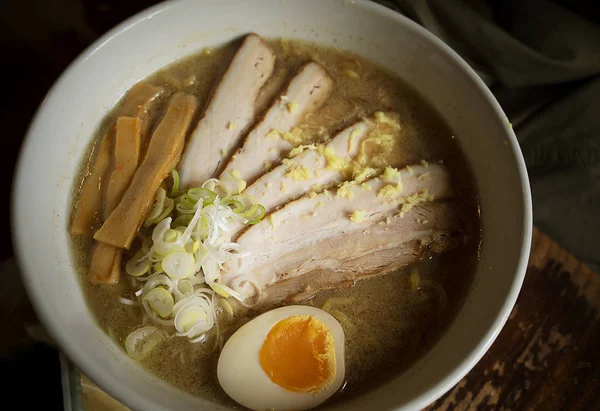 ポーク卵ラーメン屋台札幌都市スタイル — ストック写真