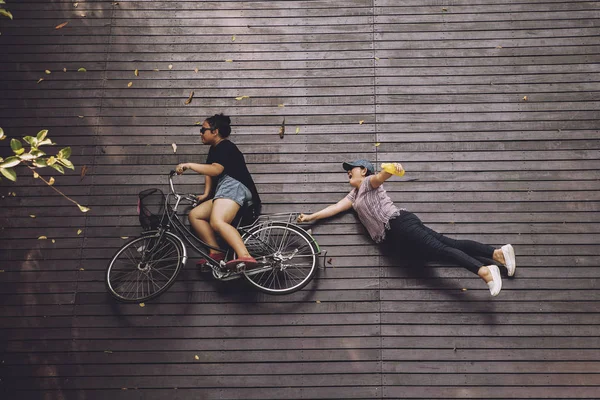 Deux Femme Rigoler Balade Vélo Sur Terrasse Bois — Photo
