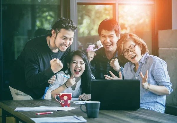 Азіатська Позаштатна Команда Працює Щасливі Емоції Дивлячись Ноутбук Комп Ютера — стокове фото