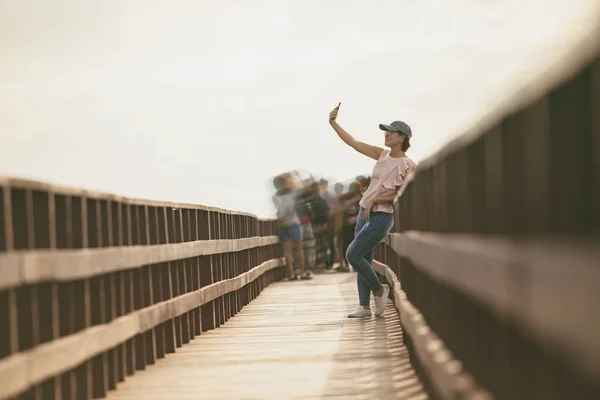 Λήψη Selfie Έξυπνο Τηλέφωνο Ξύλινη Γέφυρα Ταξιδεύουν Προορισμού Γυναίκα Της — Φωτογραφία Αρχείου