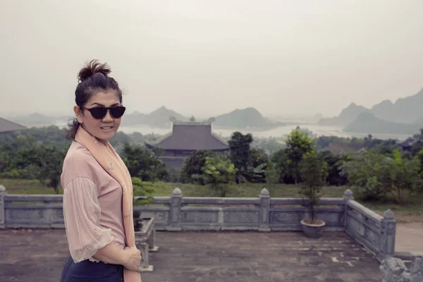 Asiático Turista Toothy Sonriente Cara Felicidad Emoción Chua Bai Dinh —  Fotos de Stock