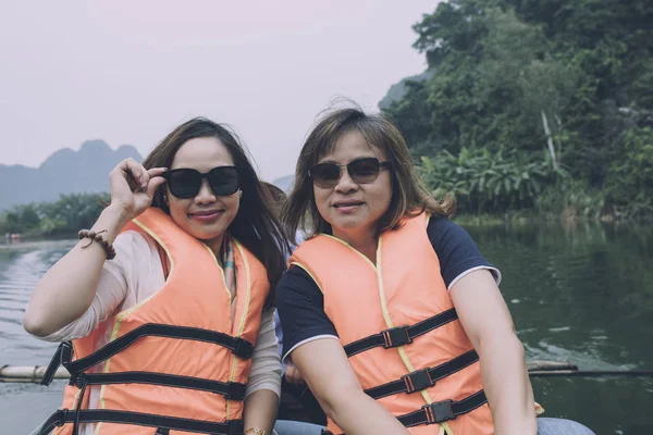 Dos Mujer Asiática Turista Vistiendo Chaleco Salvavidas Velero Ninh Binh —  Fotos de Stock