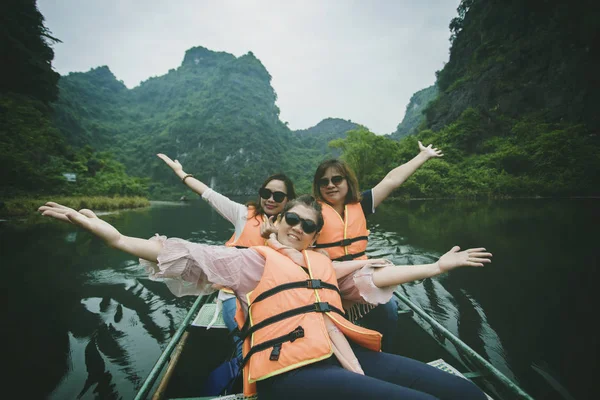 Trois Asiatique Femme Touriste Voile Dans Ninh Binh Canal Une — Photo