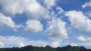 zaman atlamalı bulut scape mavi gökyüzü karşı