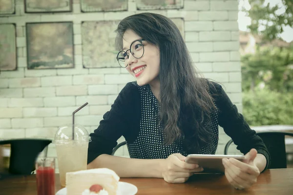 Toothy Sonriente Cara Hermosa Asiático Mujer Café Tienda —  Fotos de Stock