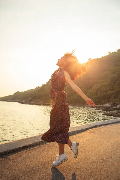 亚洲年轻女子跳跃和浮动中空气对美丽的太阳光 — 图库照片