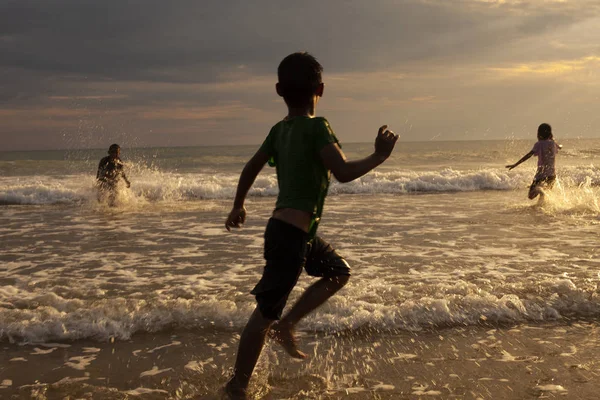 Drei Kinder Spielen Meeresstrand — Stockfoto