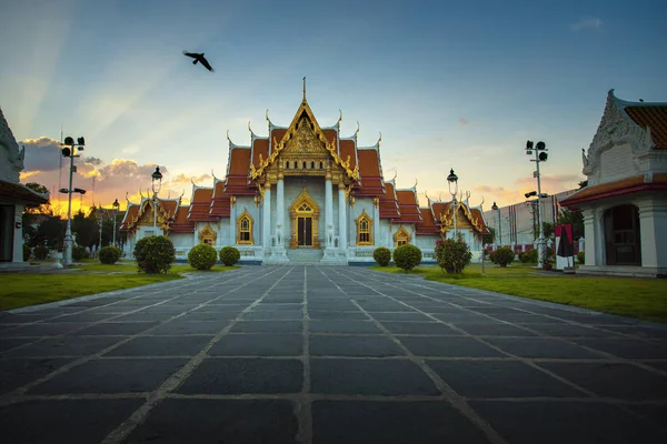 タイのバンコクで最も人気のある旅行先の つ大理石寺院ワットベンチャマボピット — ストック写真