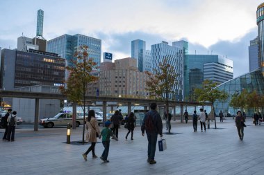 Sapporo hokkaido Japonya - october7, 2018: sapporo, kalbinde jr İstasyonu çevresinde yürüyüş tanımlanamayan Japon, sapporo ilke şehir hokkaido Adası Japonya'dan Kuzey kişidir