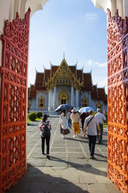Bangkok Tayland - october27, 2018: Grup wat benchamabophit giriş kapısı, wat ben veya mermer tapınak... turist Tayland başkentinin kalbinde en popüler seyahat hedef biridir
