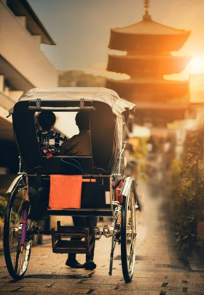 八坂神社京都で最も人気のある旅行先の つの狭い通りで人力車 — ストック写真