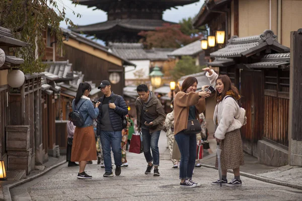 日本京都 2018年1月 亚洲旅游景点到 Yasaka 神社街道在京都 Yasaka 神社是在京都最受欢迎的旅游目的地之一 — 图库照片