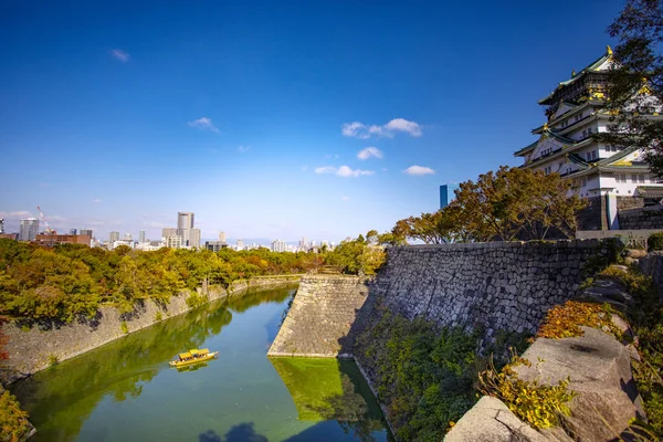 大阪城と美しい澄んだ青い空を背景に都市のスカイラインのサイドビュー — ストック写真