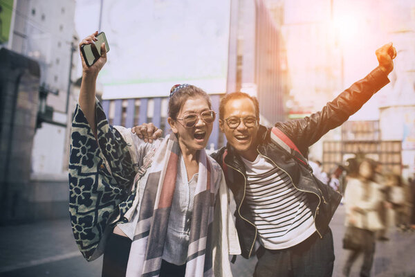 пары азиатских путешественников эмоции счастья в dotonbori самых популярных путешествий назначения в Японии Осака
