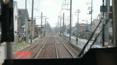 Osaka 'da çalışan tren rayları.